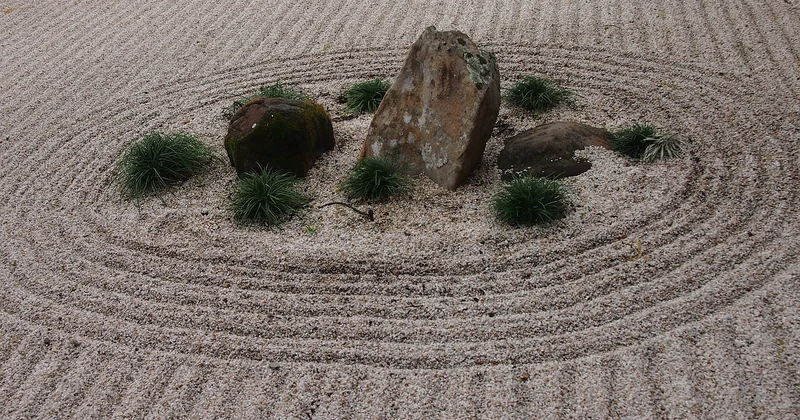 Comment aménager un jardin en pente avec des cailloux